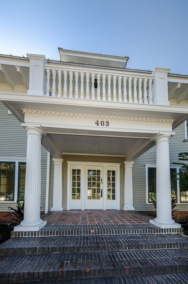 Mittelgroße Haustür mit grauer Wandfarbe, Terrakottaboden, Einzeltür, Haustür aus Glas und buntem Boden in Tampa