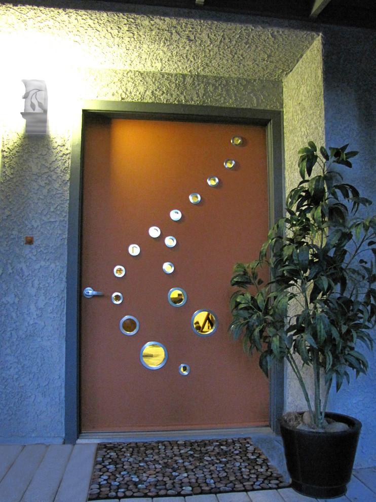 Moderner Eingang mit grauer Wandfarbe, Einzeltür und oranger Haustür in Sacramento