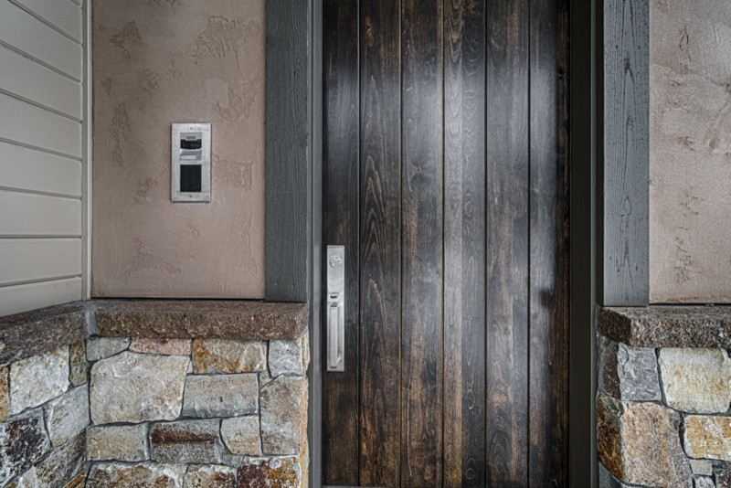他の地域にあるコンテンポラリースタイルのおしゃれな玄関ドア (濃色木目調のドア) の写真