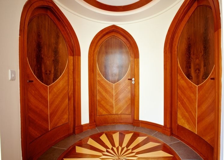 Mittelgroßes Uriges Foyer mit weißer Wandfarbe, braunem Holzboden, Doppeltür und dunkler Holzhaustür in Cork