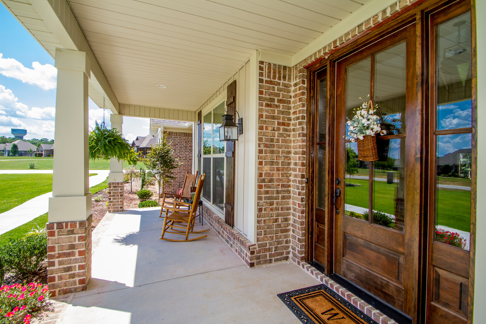 Mittelgroße Klassische Haustür mit brauner Wandfarbe, Betonboden, Einzeltür, dunkler Holzhaustür und grauem Boden in Little Rock