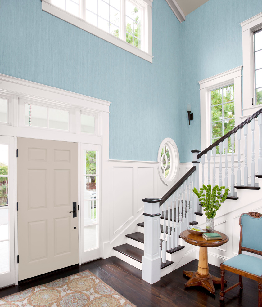 シャーロットにある広いトランジショナルスタイルのおしゃれな玄関ロビー (青い壁、濃色無垢フローリング、グレーのドア) の写真