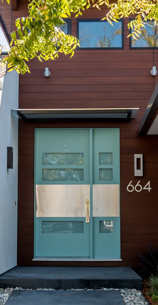 Mittelgroße Moderne Haustür mit brauner Wandfarbe, Betonboden, Einzeltür und blauer Haustür in San Francisco