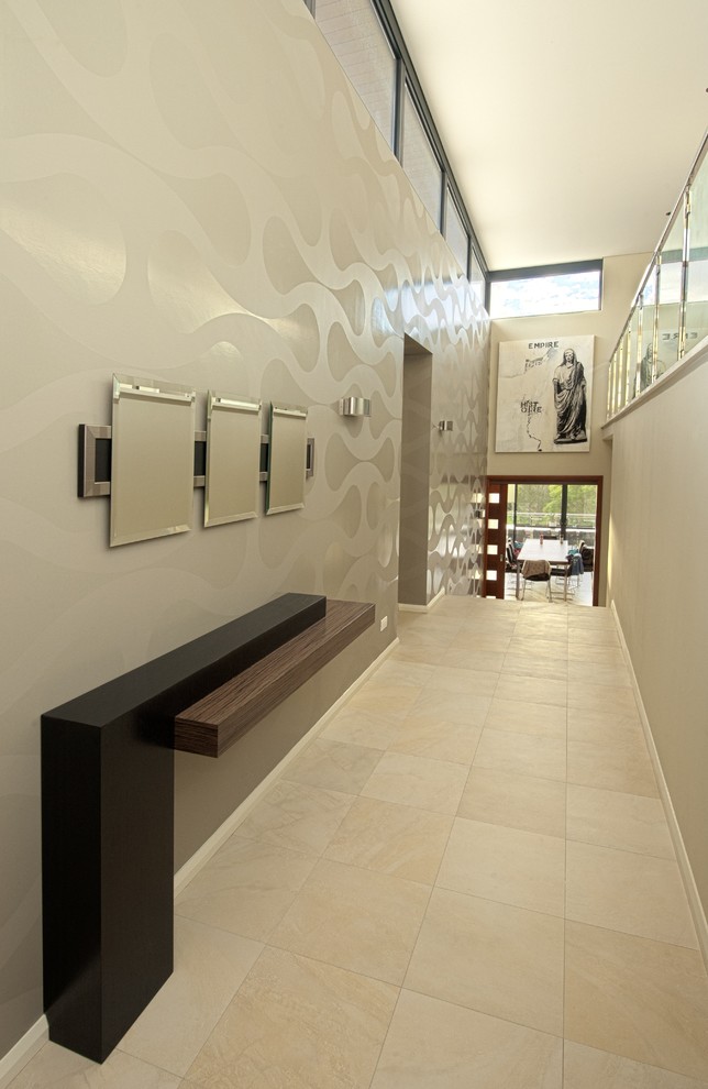 Mittelgroßer Moderner Eingang mit beiger Wandfarbe, Korridor, Keramikboden, Einzeltür, hellbrauner Holzhaustür und beigem Boden in Perth