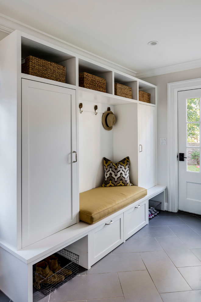 Modelo de hall clásico renovado con paredes beige, puerta simple, puerta blanca y suelo gris