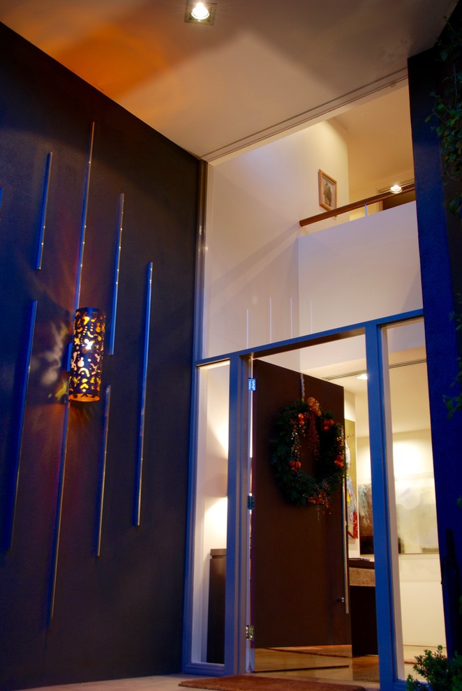 Свежая идея для дизайна: входная дверь среднего размера в современном стиле с серыми стенами и одностворчатой входной дверью - отличное фото интерьера