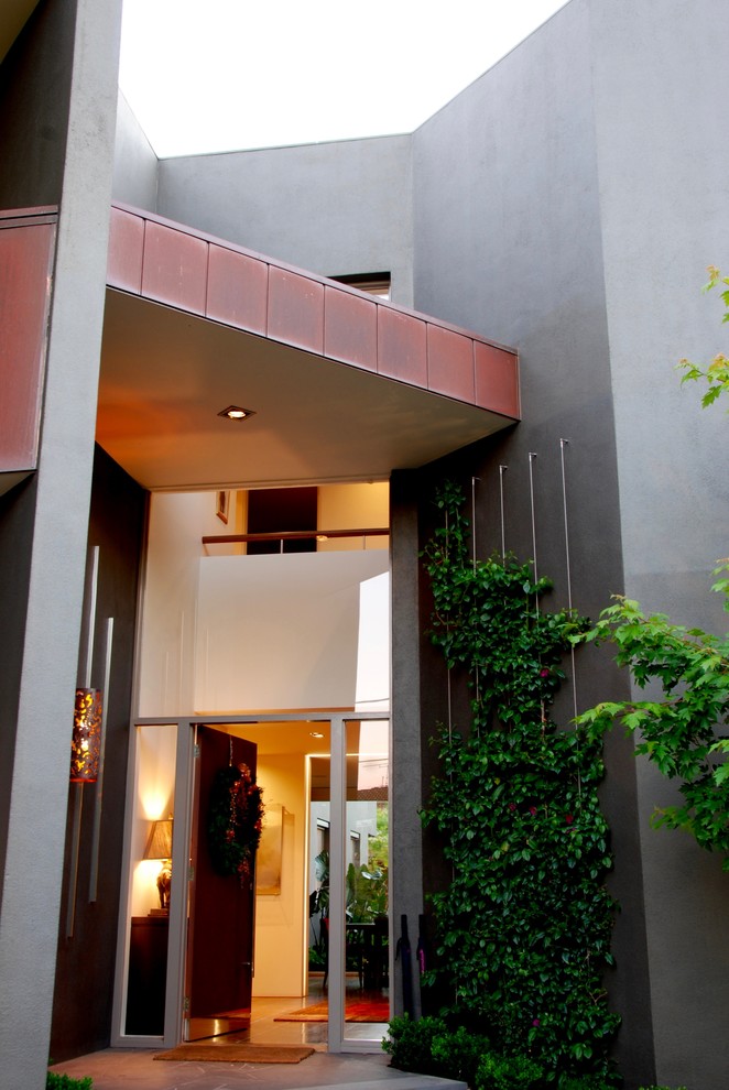 Bild på en mellanstor funkis ingång och ytterdörr, med grå väggar och en enkeldörr