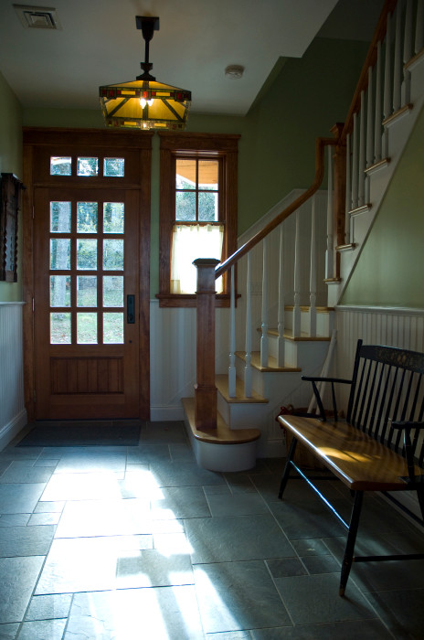 Источник вдохновения для домашнего уюта: фойе среднего размера в стиле кантри с зелеными стенами, полом из сланца, одностворчатой входной дверью и входной дверью из дерева среднего тона