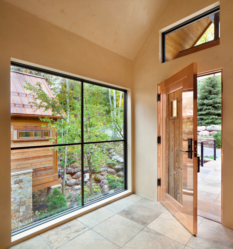 Inspiration för en stor funkis ingång och ytterdörr, med beige väggar, klinkergolv i porslin, en enkeldörr och en orange dörr