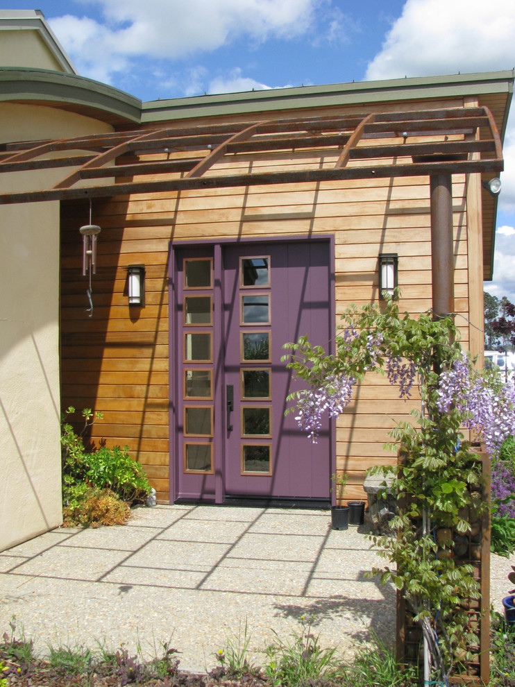 サクラメントにあるコンテンポラリースタイルのおしゃれな玄関ドア (紫のドア) の写真