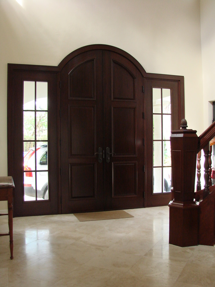 Exemple d'un hall d'entrée chic de taille moyenne avec un mur blanc, un sol en carrelage de céramique, une porte double et une porte en bois foncé.