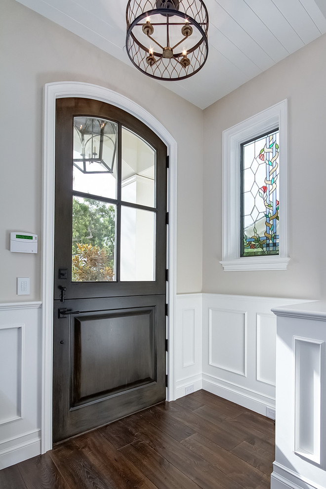Идея дизайна: прихожая с голландской входной дверью и коричневой входной дверью
