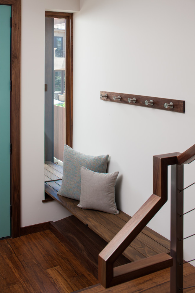 Пример оригинального дизайна: фойе среднего размера в стиле модернизм с белыми стенами, полом из бамбука и одностворчатой входной дверью