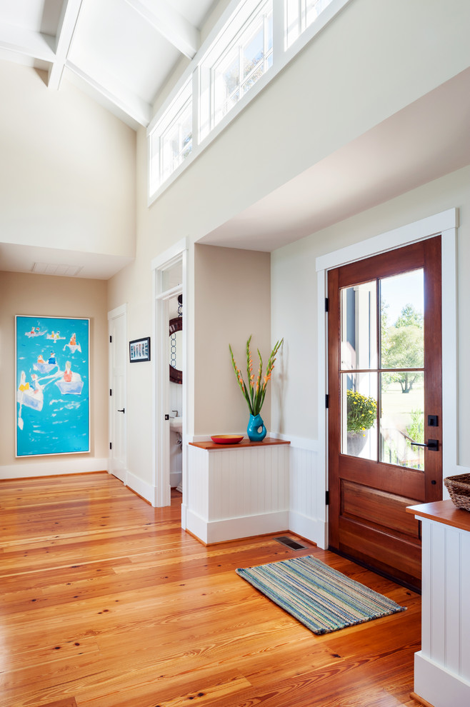 Imagen de puerta principal campestre de tamaño medio con paredes beige, suelo de madera en tonos medios, puerta simple, puerta de madera en tonos medios y suelo marrón