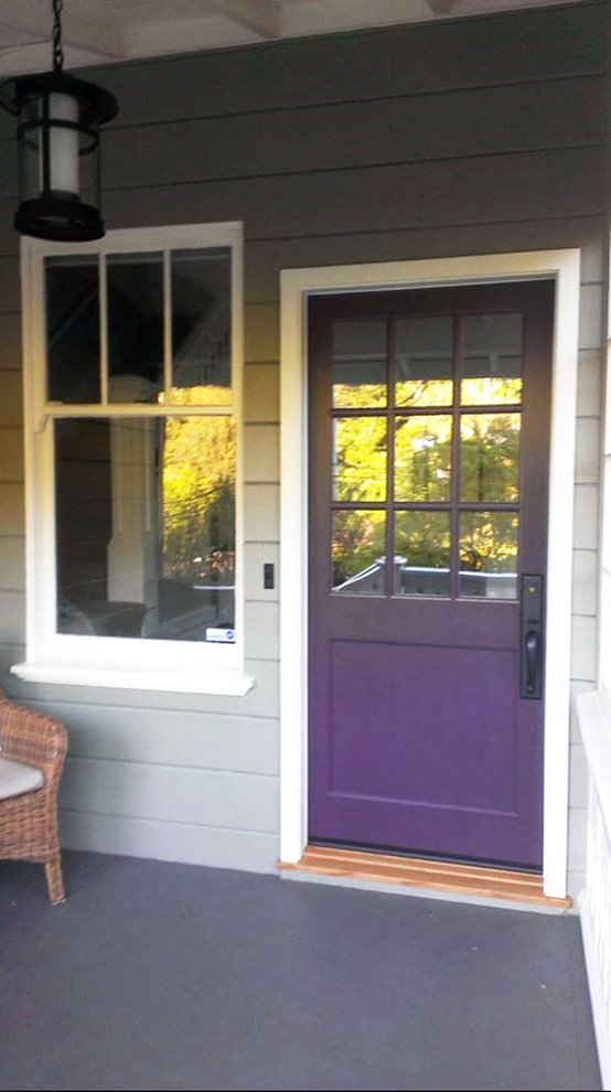 На фото: входная дверь среднего размера в классическом стиле с бетонным полом, одностворчатой входной дверью и фиолетовой входной дверью