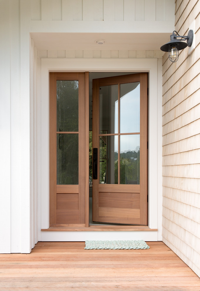 Идея дизайна: входная дверь в классическом стиле с белыми стенами, деревянным полом, одностворчатой входной дверью и входной дверью из светлого дерева