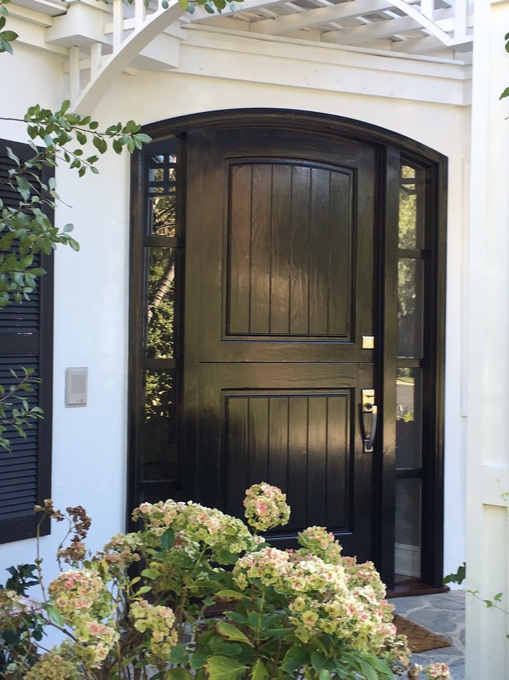 Ejemplo de puerta principal clásica de tamaño medio con paredes beige, puerta tipo holandesa, puerta negra y suelo marrón