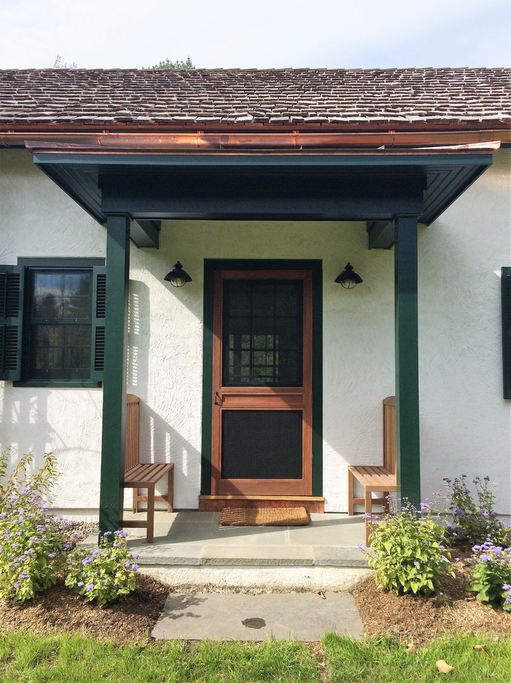 Kleine Country Haustür mit weißer Wandfarbe und Einzeltür in New York