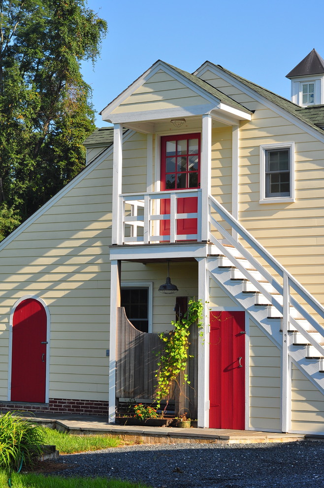 Стильный дизайн: входная дверь в классическом стиле с одностворчатой входной дверью, бежевыми стенами и красной входной дверью - последний тренд