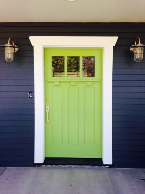 ロサンゼルスにあるお手頃価格のトラディショナルスタイルのおしゃれな玄関ドア (緑のドア) の写真