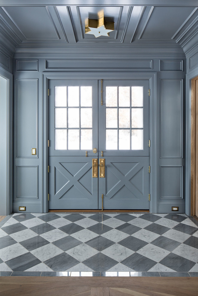 Idées déco pour un hall d'entrée classique avec un mur gris, une porte hollandaise, une porte grise et un sol gris.
