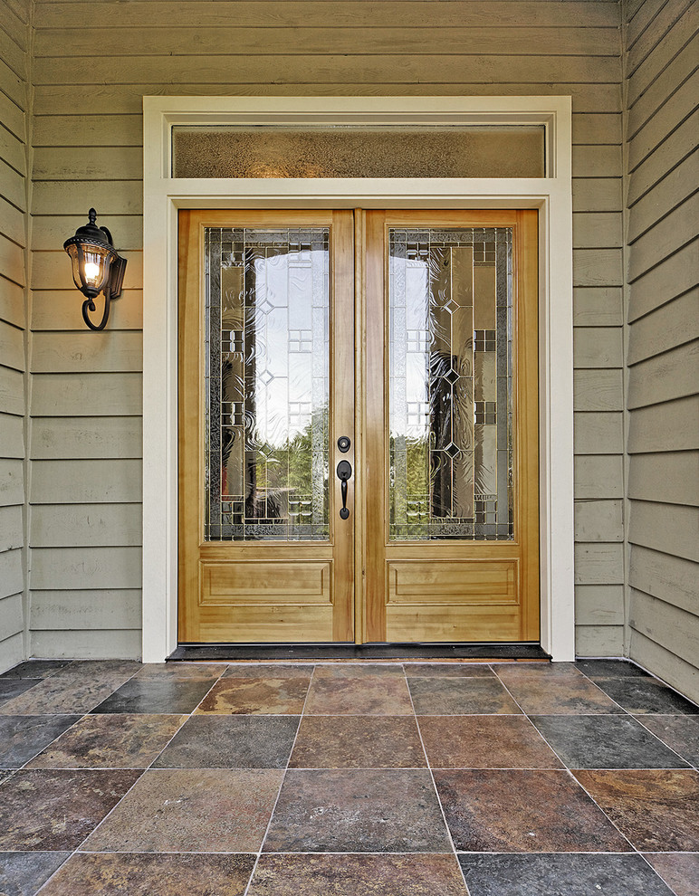 Идея дизайна: входная дверь среднего размера в классическом стиле с бежевыми стенами, полом из сланца, двустворчатой входной дверью и стеклянной входной дверью