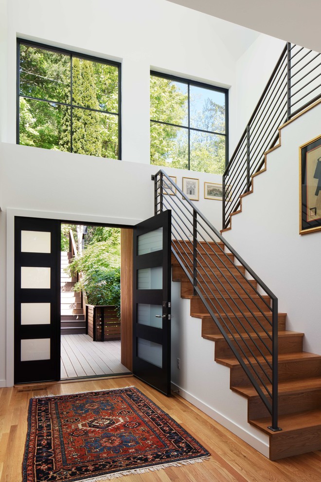 Mittelgroße Moderne Haustür mit weißer Wandfarbe, braunem Holzboden, Doppeltür und schwarzer Haustür in Portland