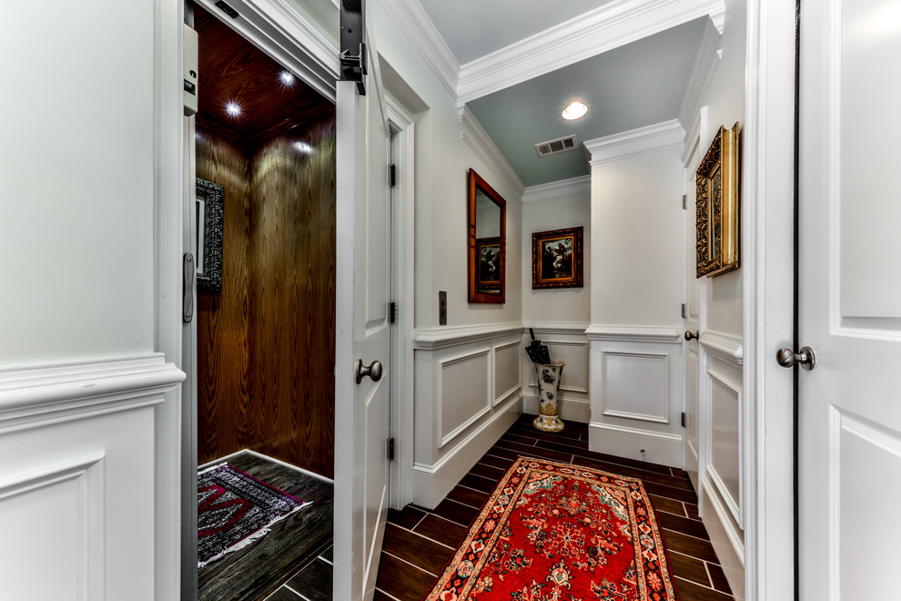 Esempio di una grande porta d'ingresso country con pareti bianche, pavimento in gres porcellanato, una porta singola, una porta in vetro e pavimento marrone
