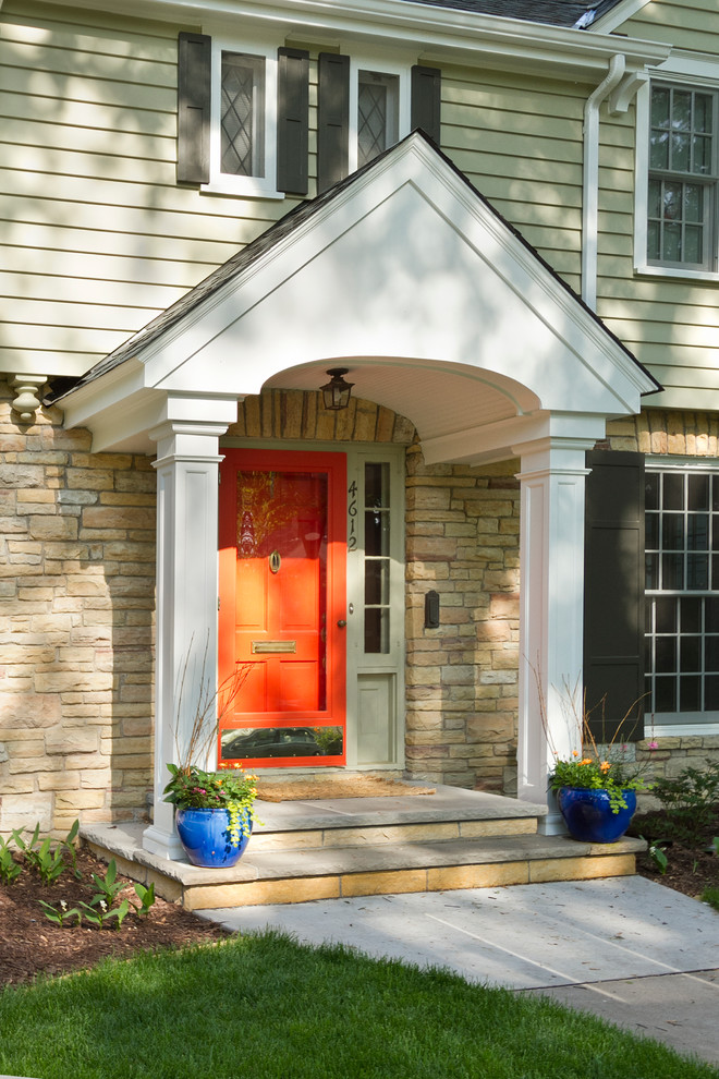 Источник вдохновения для домашнего уюта: входная дверь в классическом стиле с оранжевой входной дверью