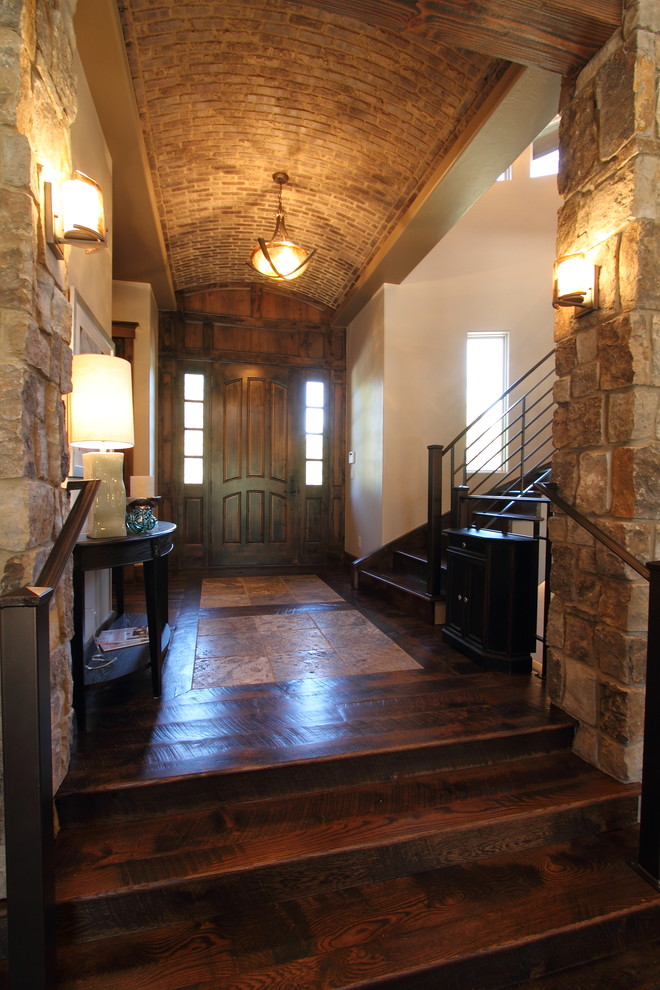 Mittelgroßes Rustikales Foyer mit weißer Wandfarbe, dunklem Holzboden, Einzeltür und dunkler Holzhaustür in Denver