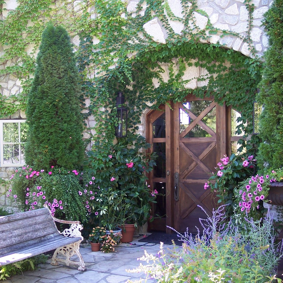 他の地域にあるトラディショナルスタイルのおしゃれな玄関ドア (濃色木目調のドア) の写真