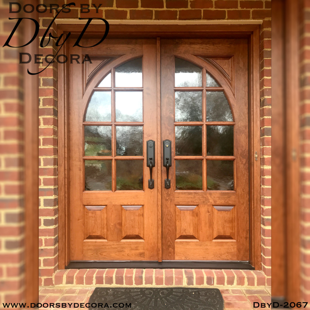 Стильный дизайн: входная дверь среднего размера с коричневыми стенами, двустворчатой входной дверью и красной входной дверью - последний тренд