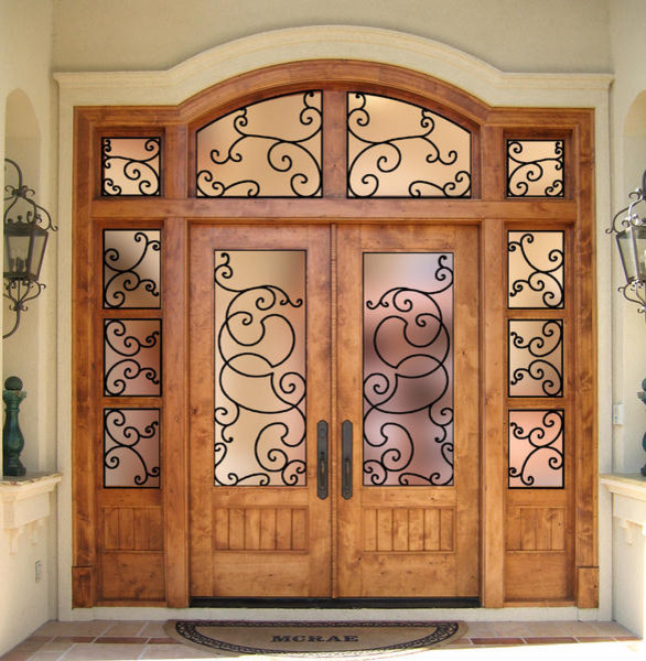 Modelo de puerta principal mediterránea con paredes beige, suelo de baldosas de cerámica, puerta doble y puerta de madera en tonos medios