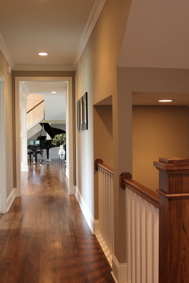 Immagine di un ampio ingresso o corridoio classico con pareti beige e pavimento in legno massello medio