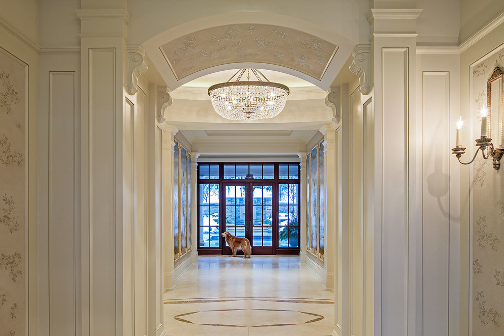Inspiration pour une entrée traditionnelle avec un couloir, un mur beige, une porte double et une porte en verre.