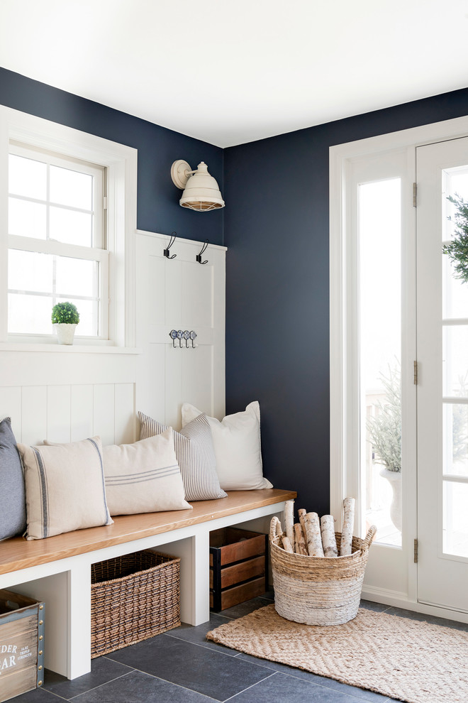 Mittelgroße Country Haustür mit blauer Wandfarbe, Einzeltür, weißer Haustür und grauem Boden in Minneapolis