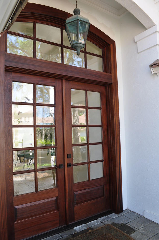 На фото: входная дверь в морском стиле с двустворчатой входной дверью и входной дверью из темного дерева с