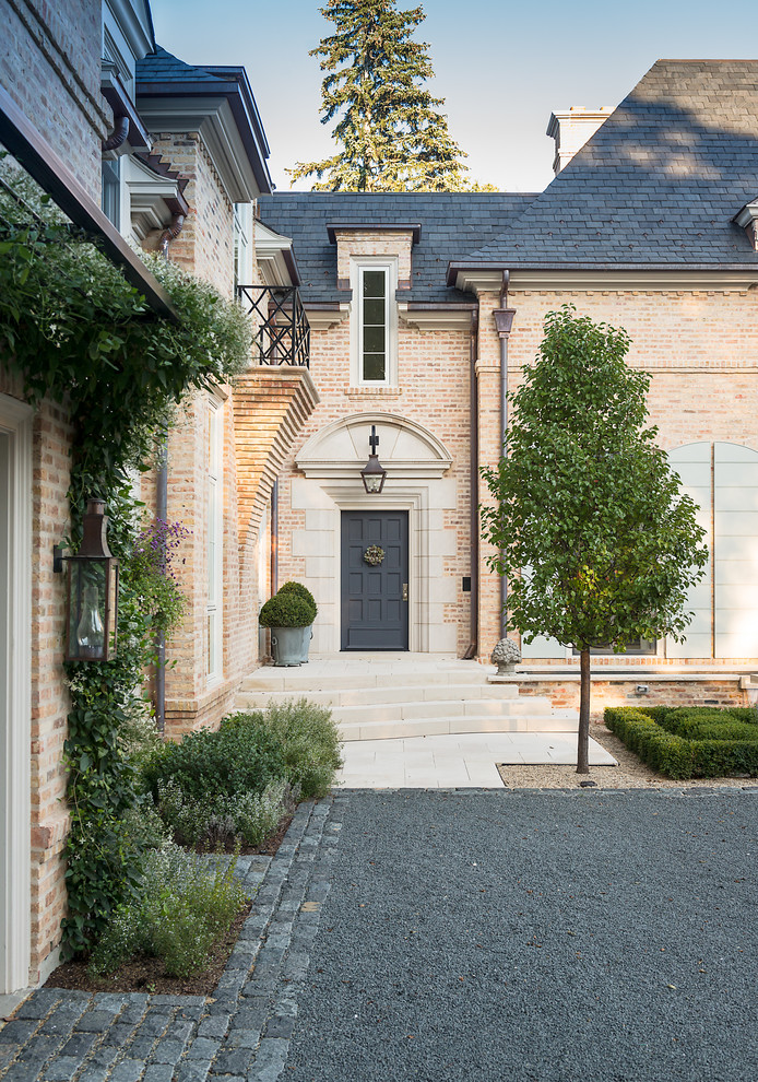 Klassische Haustür mit brauner Wandfarbe, Einzeltür und grauer Haustür in Charlotte