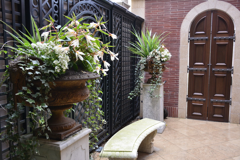 На фото: входная дверь среднего размера в викторианском стиле с коричневыми стенами, полом из керамической плитки, двустворчатой входной дверью и входной дверью из темного дерева