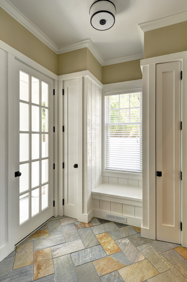 Imagen de vestíbulo posterior tradicional de tamaño medio con paredes beige, suelo de travertino, puerta simple y puerta blanca
