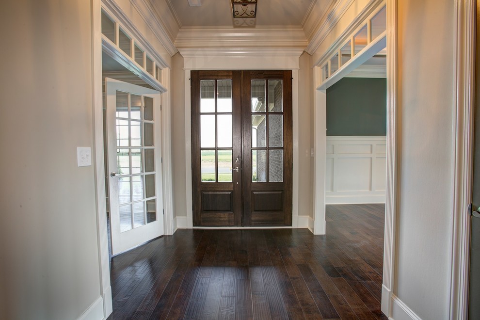 Esempio di una porta d'ingresso american style di medie dimensioni con pareti grigie, parquet scuro, una porta a due ante e una porta in legno scuro