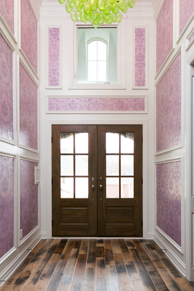 Ispirazione per un ingresso o corridoio classico con una porta in legno scuro