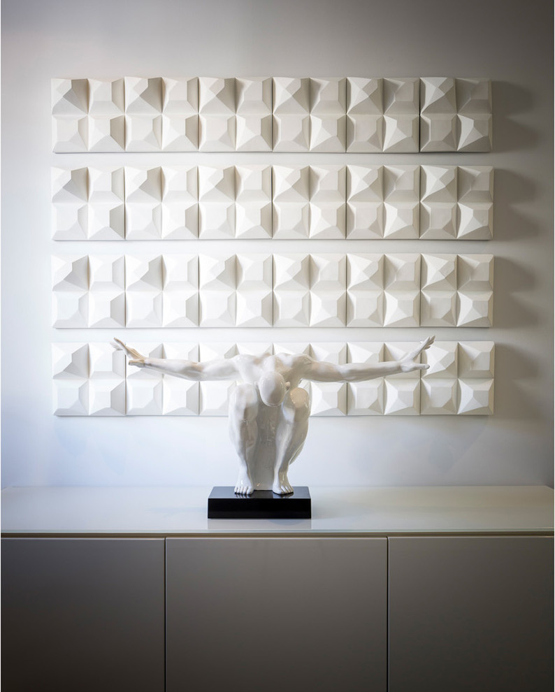 Idée de décoration pour un grand hall d'entrée minimaliste avec un mur blanc, sol en béton ciré et une porte en bois clair.