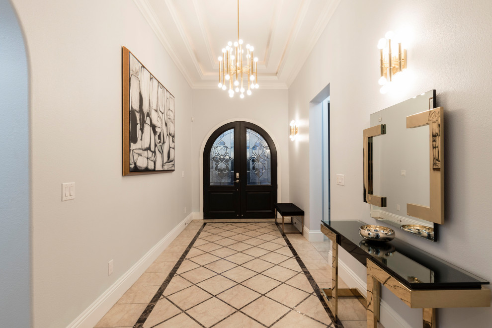Réalisation d'un hall d'entrée design de taille moyenne avec un mur blanc, un sol en carrelage de porcelaine, une porte double, une porte marron et un sol beige.
