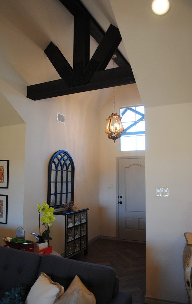 Mittelgroßes Eklektisches Foyer mit beiger Wandfarbe, Vinylboden, Einzeltür und grauer Haustür in Austin