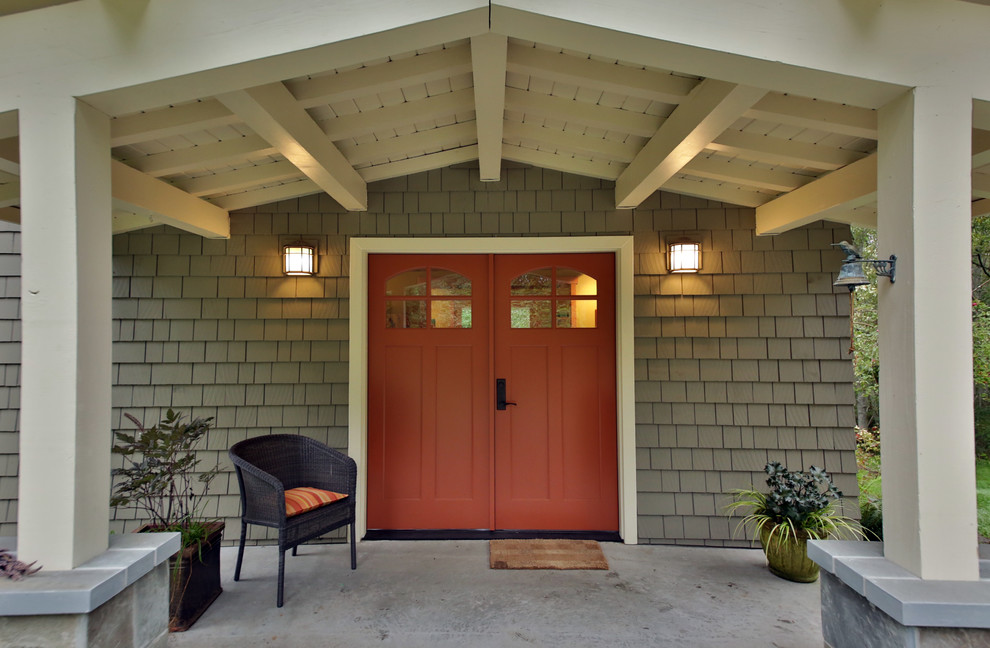 Idee per una porta d'ingresso american style di medie dimensioni con pareti grigie, una porta a due ante e una porta rossa