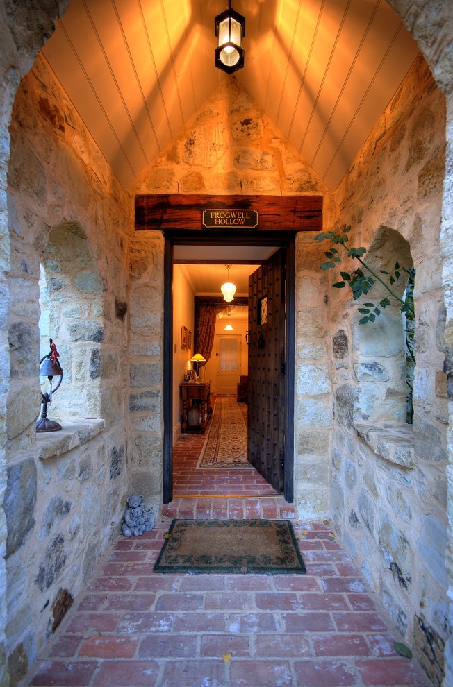 Cette photo montre une porte d'entrée montagne de taille moyenne avec une porte simple et une porte en bois foncé.