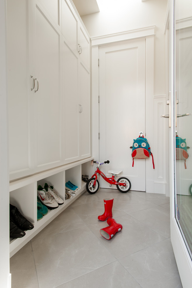 Источник вдохновения для домашнего уюта: маленький тамбур со шкафом для обуви в стиле кантри с серыми стенами, полом из керамогранита, одностворчатой входной дверью и белой входной дверью для на участке и в саду