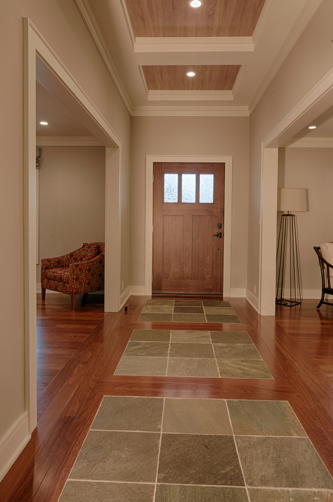 Exemple d'une entrée craftsman de taille moyenne avec un couloir, un mur gris, un sol en ardoise, une porte simple et une porte en bois foncé.