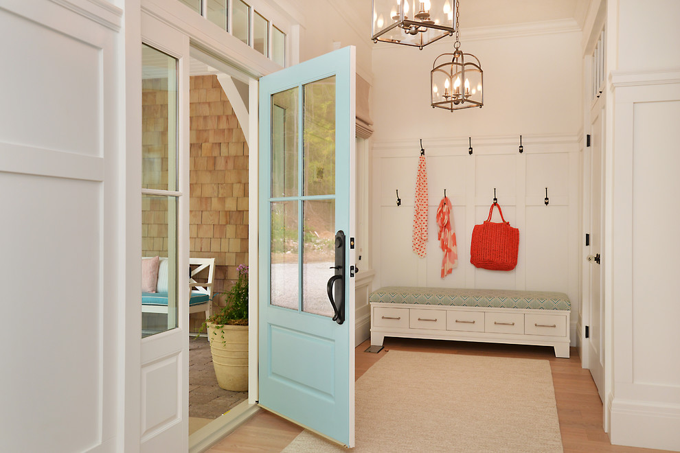 Пример оригинального дизайна: тамбур в морском стиле с белыми стенами, светлым паркетным полом, одностворчатой входной дверью и синей входной дверью